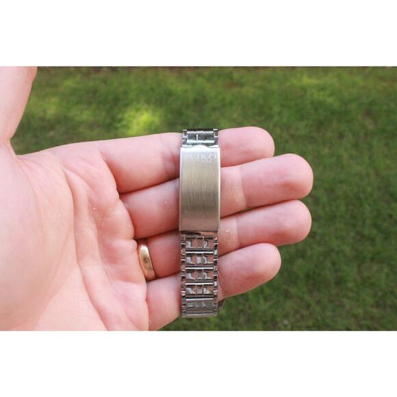 Vintage 1981 Seiko Automatic Mens Silver Watch W/daydate & Gold accents - Picture 3 of 6